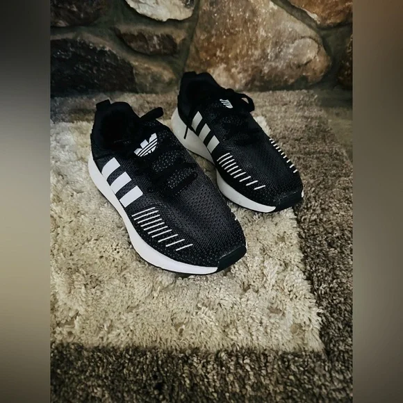 ADIDAS swift run 22 running shoes. Size 6. Excellent condition. - Picture 4 of 8